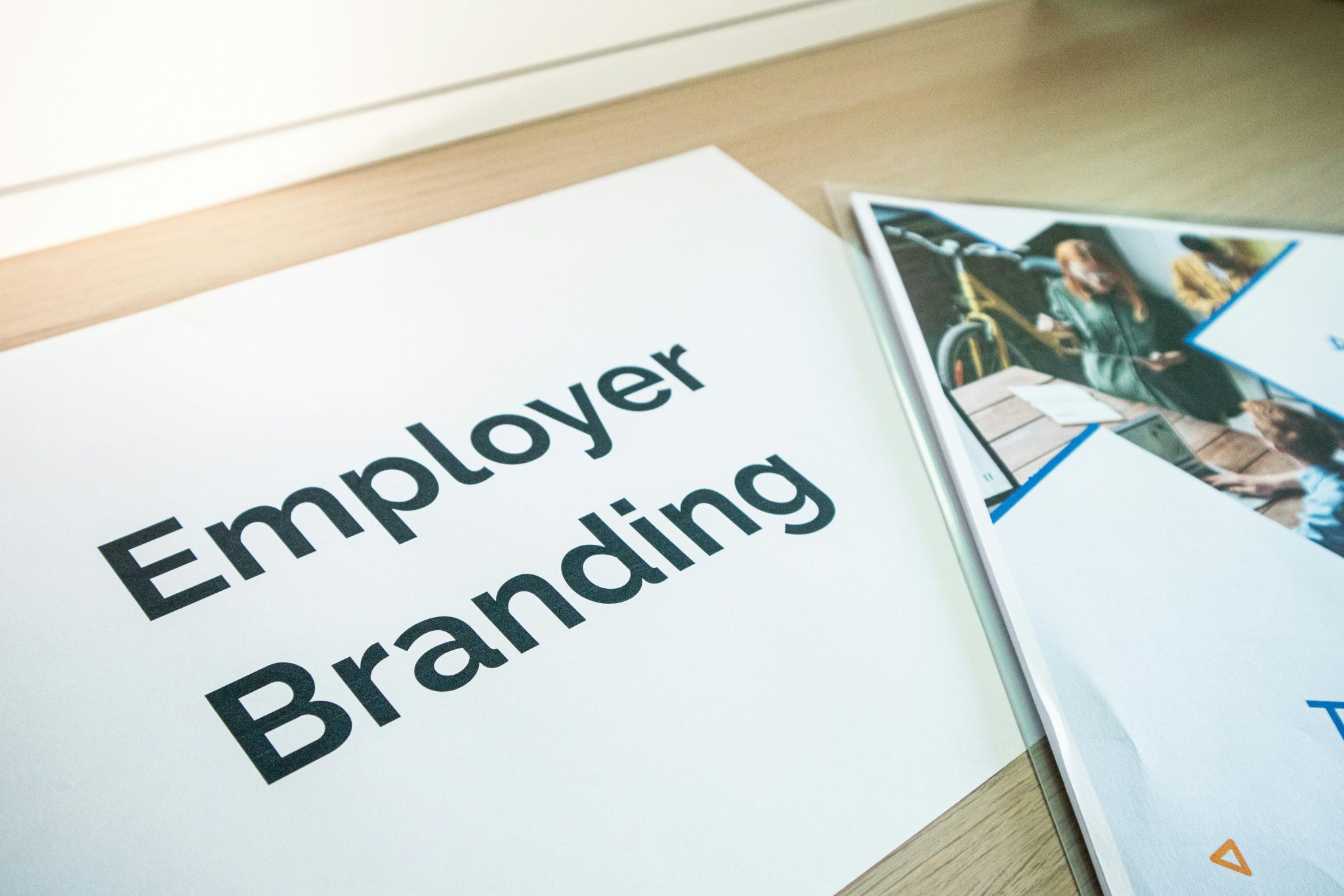 Infographic met voordelen van employer branding: talentaantrekking, werknemerstevredenheid en bedrijfsreputatie