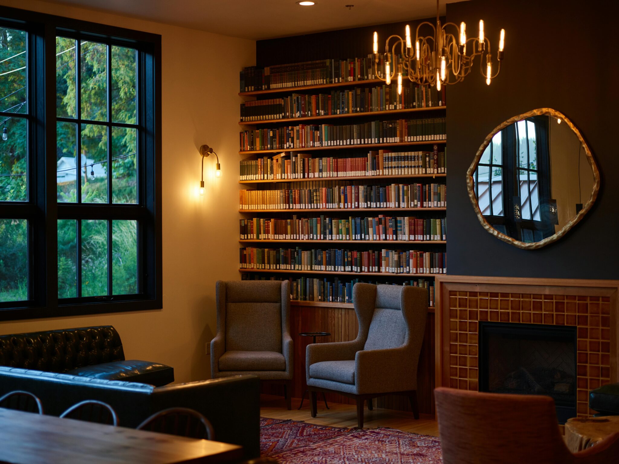 Modern kantoorinterieur met flexibele werkplekken en samenwerking, ideaal voor bedrijven die groeien zonder vast te zitten