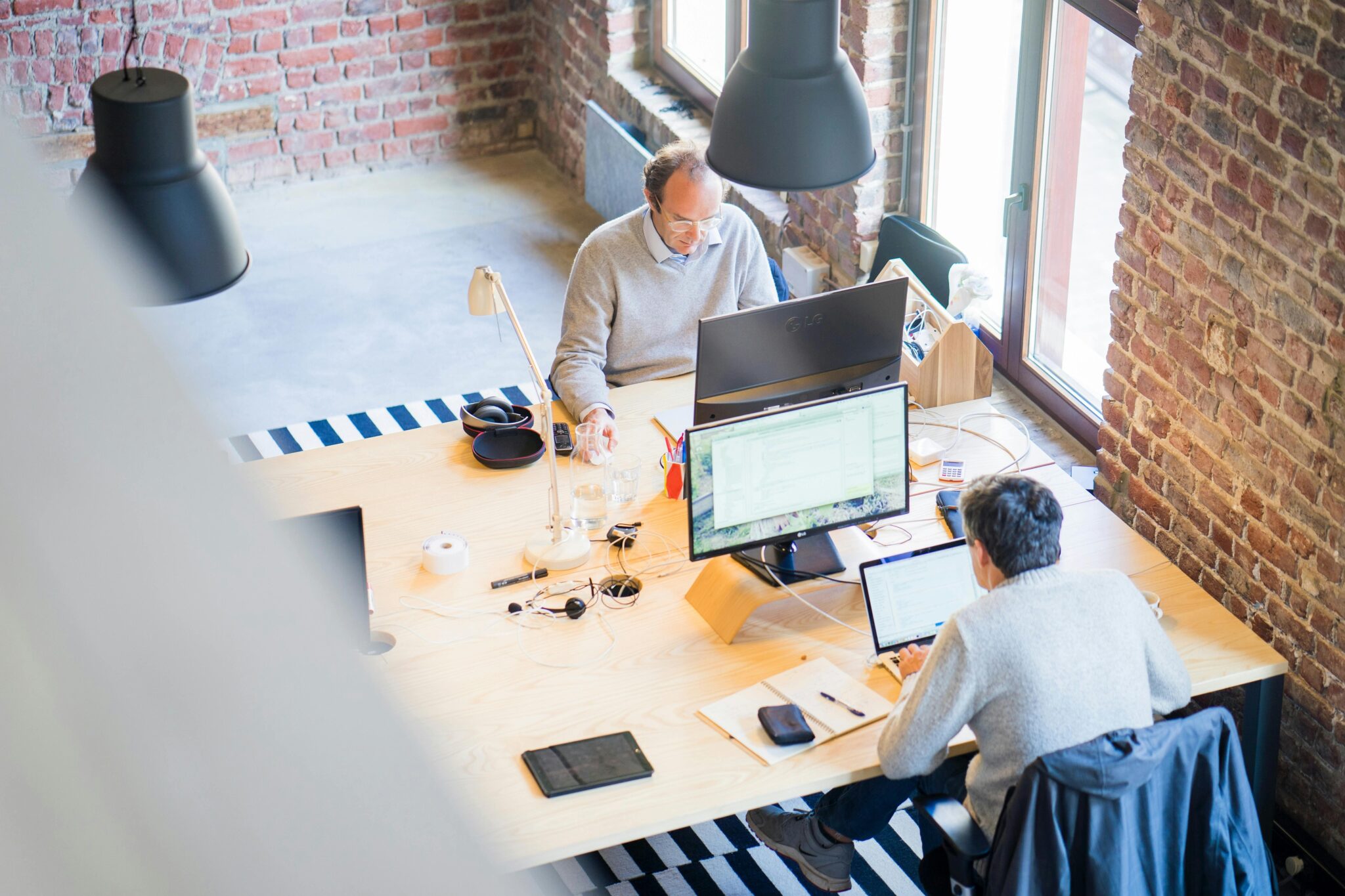 Modern kantoorinterieur in Amsterdam waar teams samenwerken op een werkplek die bij hun tempo past