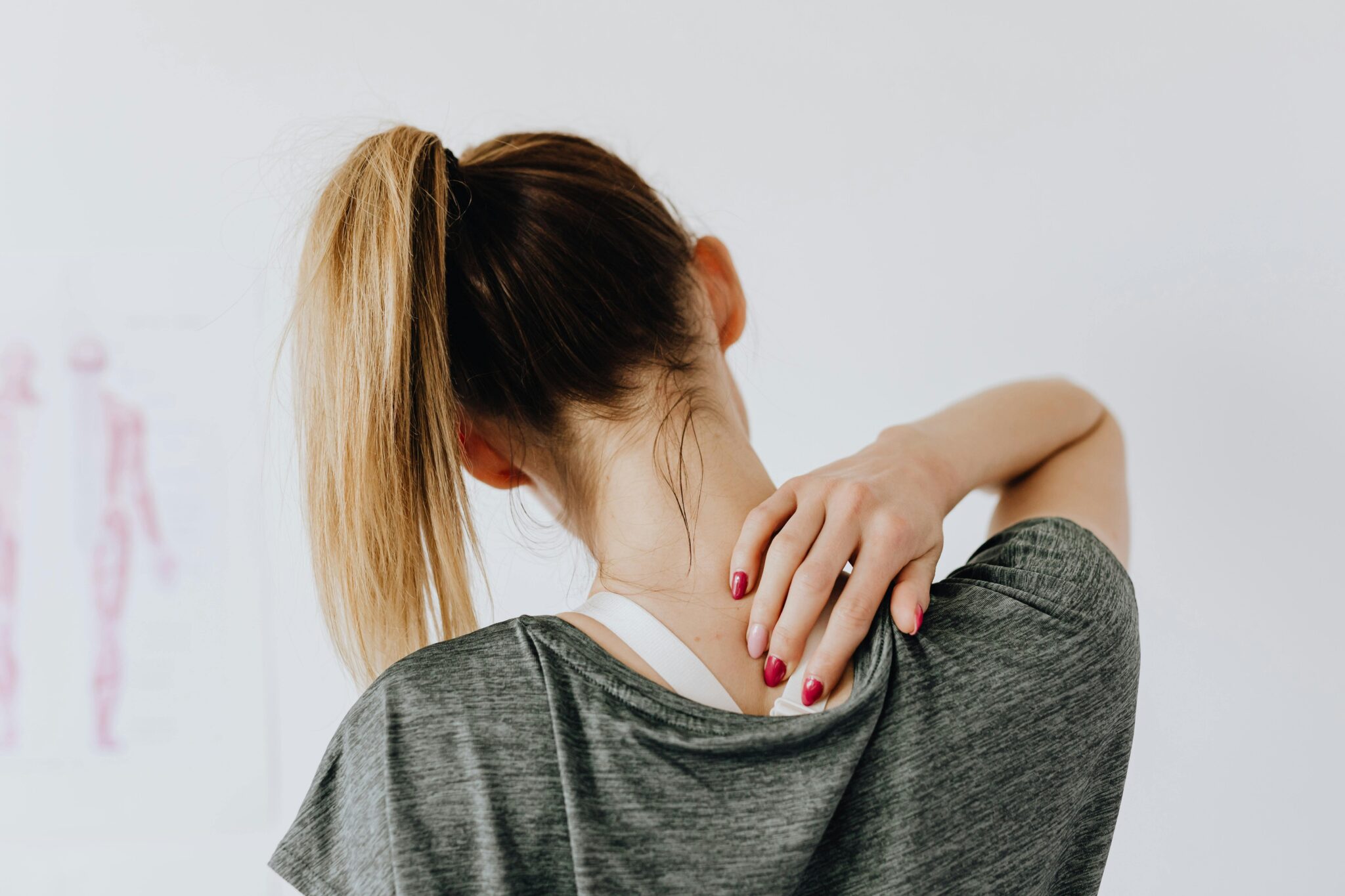 Therapeut helpt cliënt bij lichamelijke klachten en stress behandeling met ontspanningsoefeningen