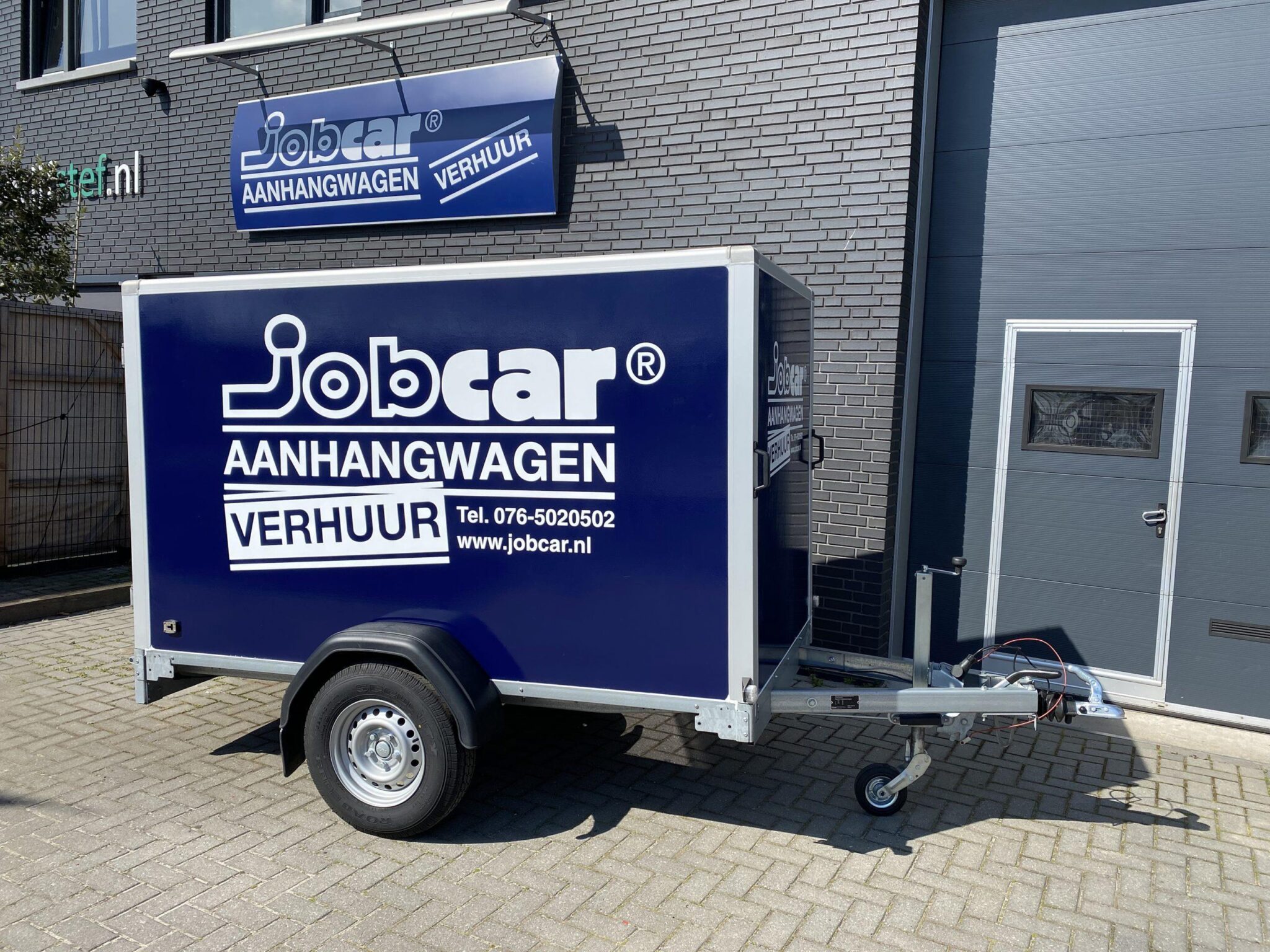 Geremde gesloten aanhanger met harde opbouw voor veilig en droog vervoer van goederen