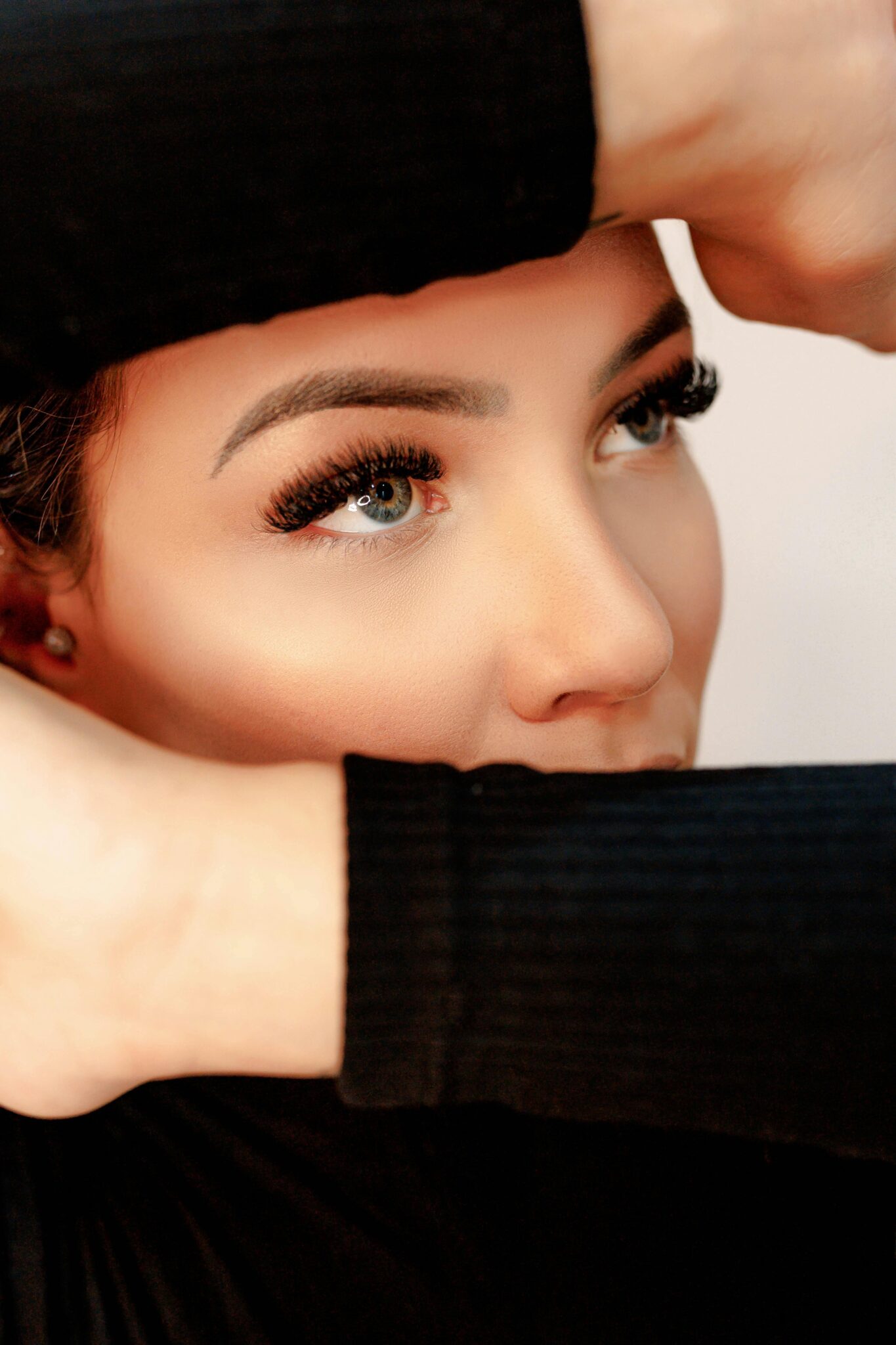 Close-up van perfect gevormde wenkbrauwen gemaakt met professionele PMU wenkbrauwpigmenten van Brow Daddy